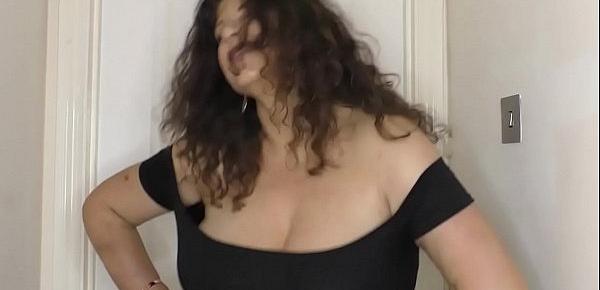  Mature Gilly shows dancing skills and downblouse